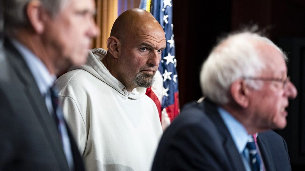 Fetterman-looks-at-Sanders.jpg