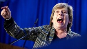 Randi-Weingarten-shouts-at-podium.jpg