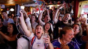 fifa-world-cup-fans-in-bar.jpg