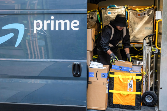 241117-amazon-prime-delivery-van-truck-vl-1216p-cece06.jpg