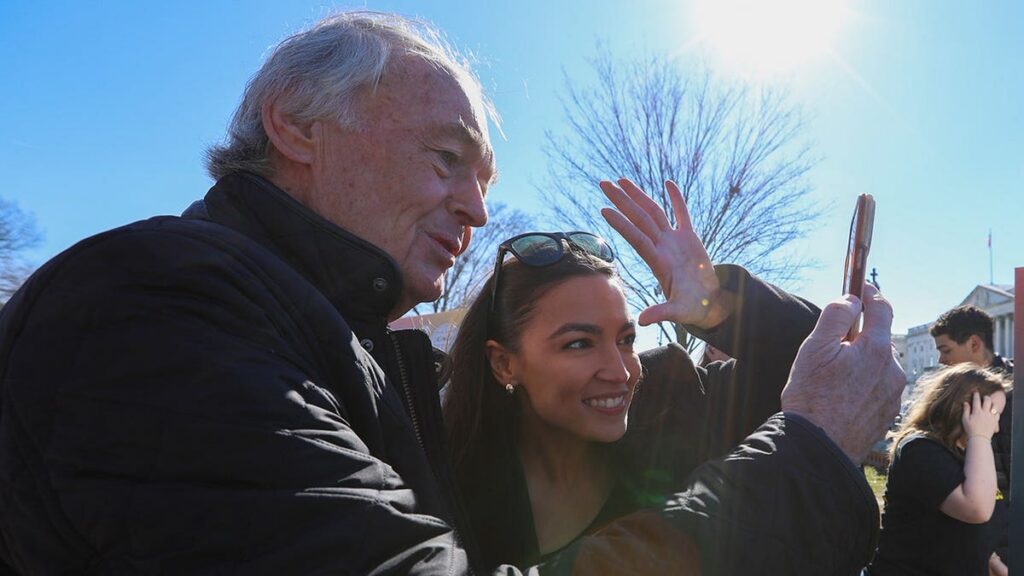 ed-markey-alexandria-ocasio-cortez-2-1.jpgve1tl1