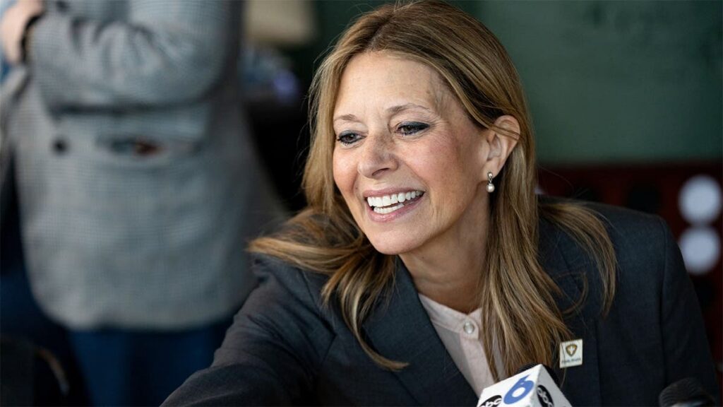 amy-acton-speaks-at-a-campaign-event.jpgve1tl1