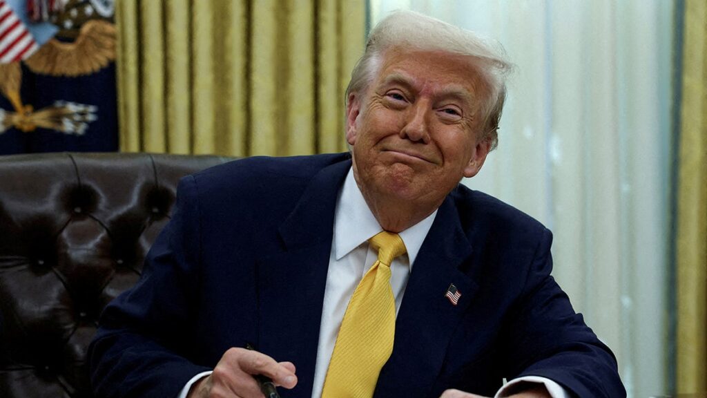 donald-trump-us-president-oval-office.jpgve1tl1